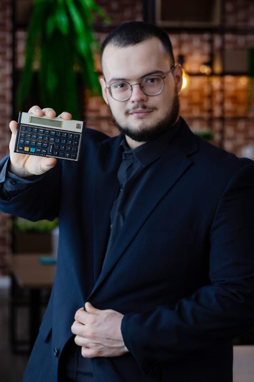 Sócio da Elleven com a calculadora HP-12C no escritório